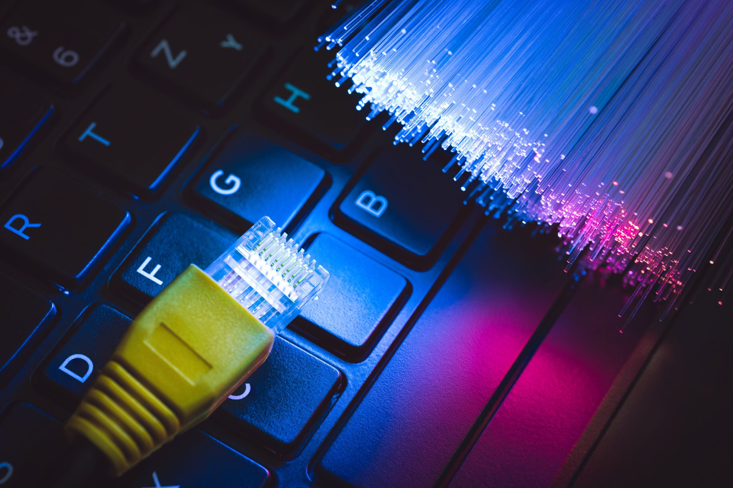Glasvezel en ethernetkabel symboliseren snelle internetverbindingen